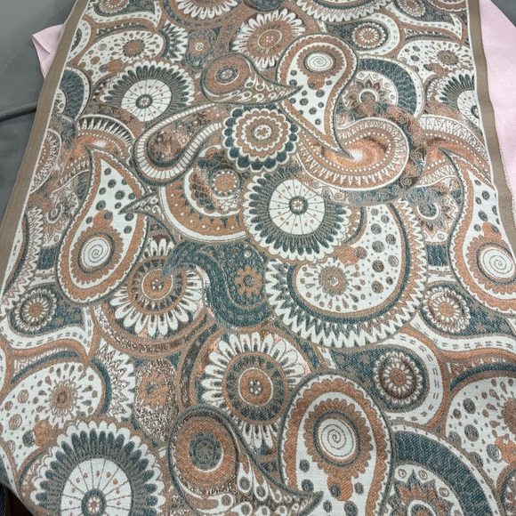 Elegant Paisley Scarf in Neutral Hues - Picture 5 of 7